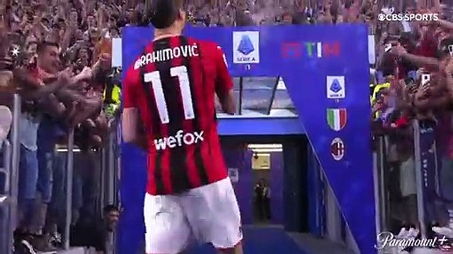 Zlatan Ibrahimovic sort comme un patron lors de la célébration du titre de l'AC Milan