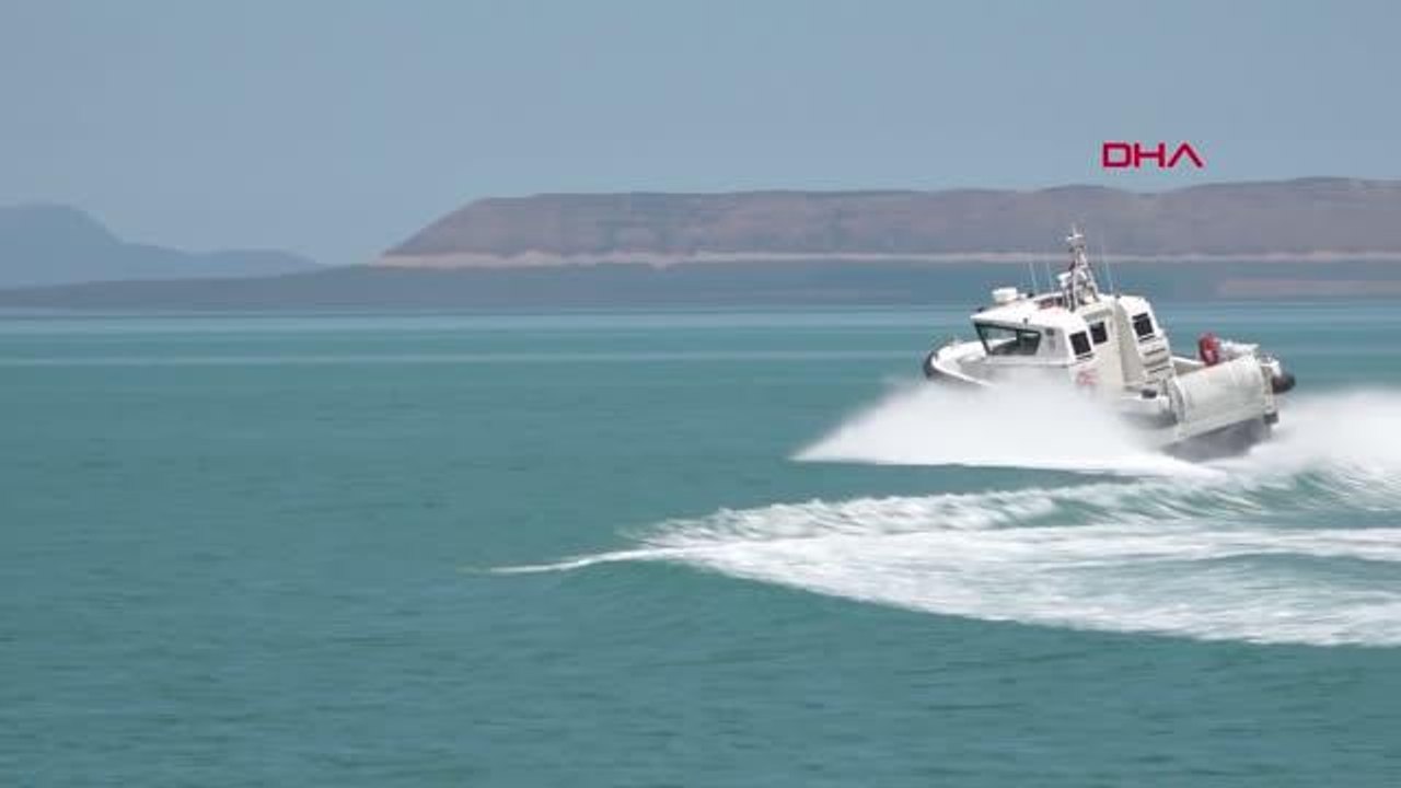 SAHİL GÜVENLİK EKİPLERİ, VAN GÖLÜ'NDE KAÇAK GÖÇMENLERE GEÇİT VERMİYOR