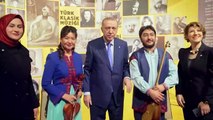 Erdoğan, Türk Müziği Tarihi Sergisi'ni gezdi, şarkılara eşlik etti