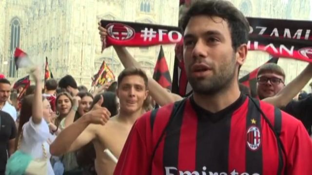 Milan campione d'Italia, la festa dei tifosi in Piazza Duomo