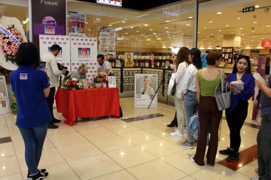 Üçüncü kitabı "Her Gün Bir Mucize"yi çıkaran ünlü yazar Sevgi Keleş, imza gününde okurlarıyla buluştu