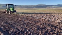 Çiftçilere dağıtılan 50 ton ata buğdayı kavılca tohumu toprakla buluşturuldu