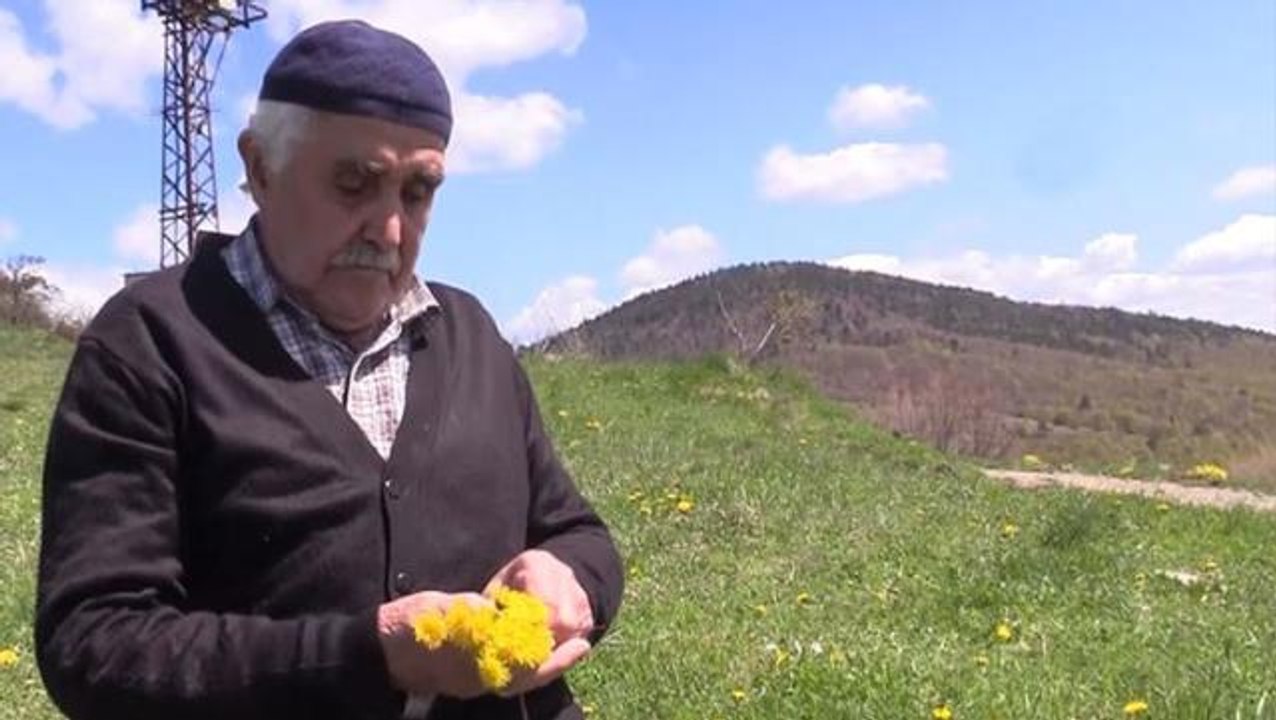 Yaşlı adam, evinin bahçesinde yatan eşini yalnız bırakmamak için 10 yıldır köyünü terk etmiyor