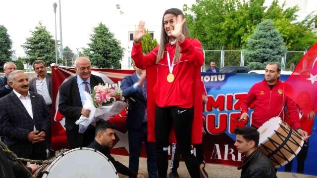 Şampiyon Akbaş, Akçadağ'da coşkuyla karşılandı