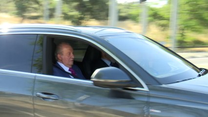 El Rey emérito llega a Zarzuela aclamado por unas 50 personas