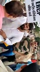 VIDEO : राजस्थान के BJP सांसद मनोज राजोरिया को घेरा, कार के बोनट पर चढ़कर लगाए नारे?