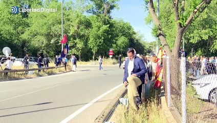 El Rey emérito llega a Zarzuela aclamado por unas 50 personas