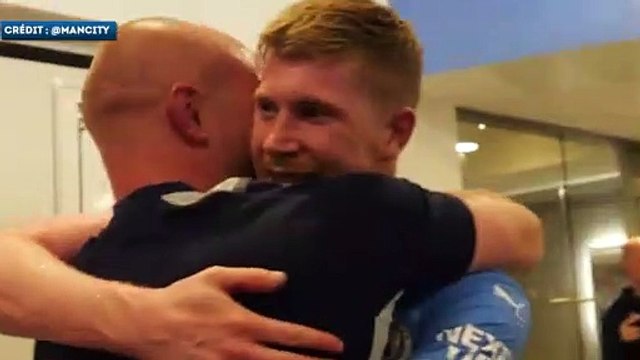 Le vestiaire de Manchester City en liesse après le sacre en Premier League