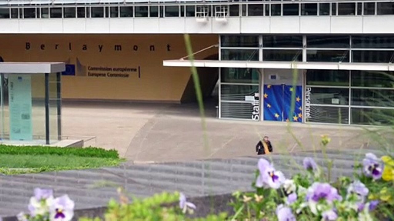 Bruselas propone prorrogar la suspensión de los límites de deuda y déficit públicos