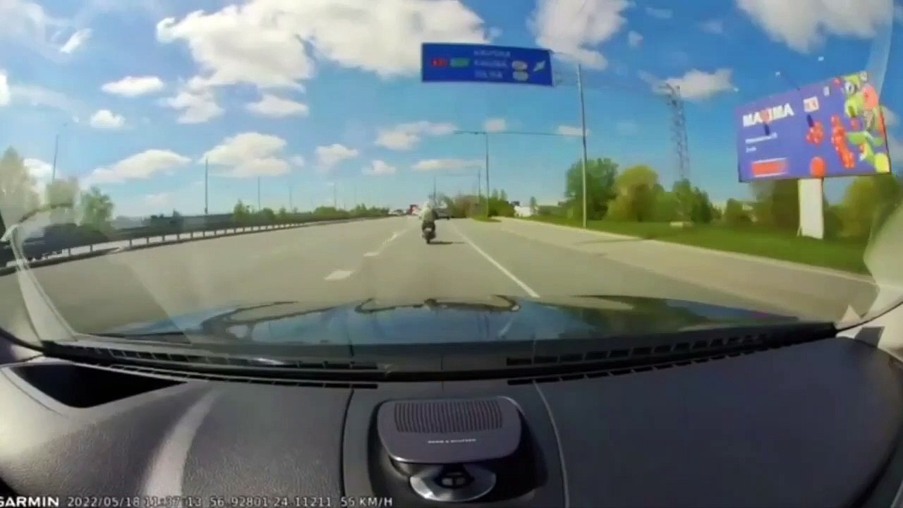 Un chauffeur de camion en a marre de manœuvrer à cause d'un poteau