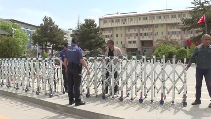 Valilik önündeki demir bariyerler kaldırıldı