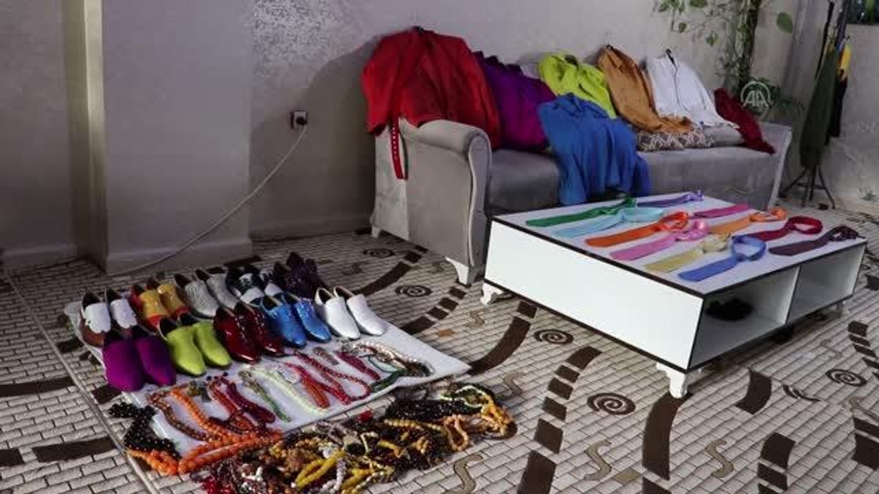 75 yaşındaki "Aziz Amca" 10 yıldır rengarenk giyiniyor (1)