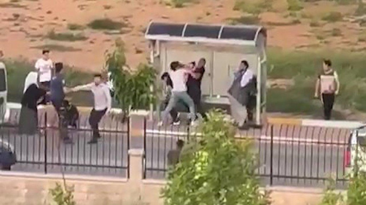 Tekme tokat yol verme kavgasını polis havaya ateş açarak sonlandırdı