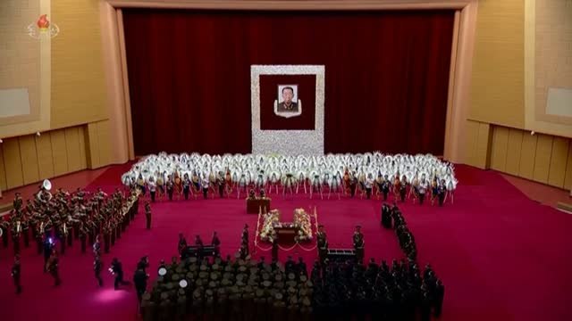 Otra insólita imagen del líder norcoreano: portando un féretro y vertiendo tierra sobre él con sus propias manos