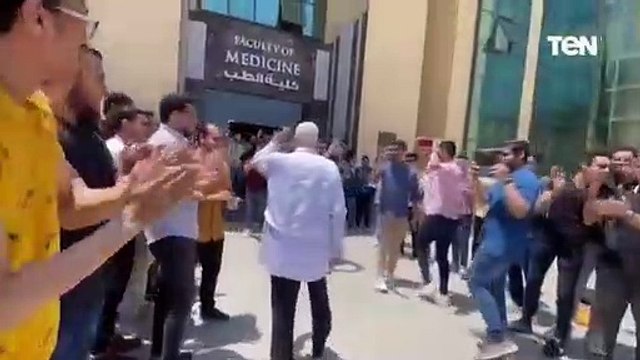 لهذا السبب.. ممر شرفي لتقديم الشكر والتقدير للعالم الجليل استاذ التشريح د. احمد كمال