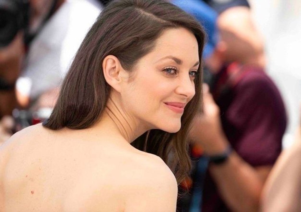 Festival de Cannes : après l'accident vestimentaire, Marion Cotillard se lâche à nouveau avec une robe à paillettes transparente sur la Croisette