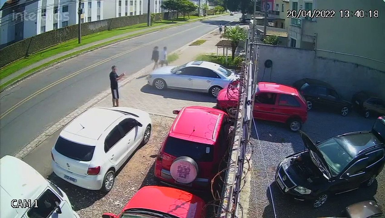 Régis récupère sa voiture chez le garagiste