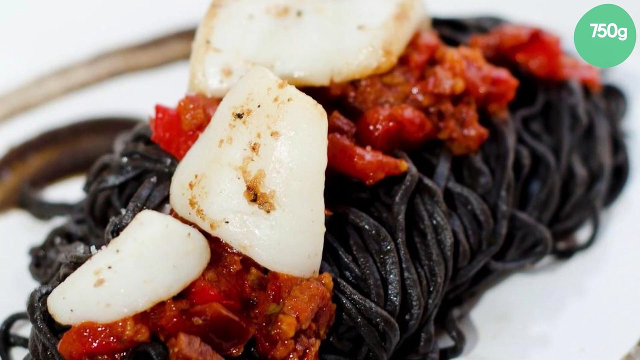 Linguine à l'encre de seiche, calamars et chorizo