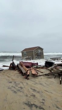 Casa es devorada por el mar, un video capta momento exacto
