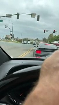 Il tracte son bateau en fauteuil roulant électrique