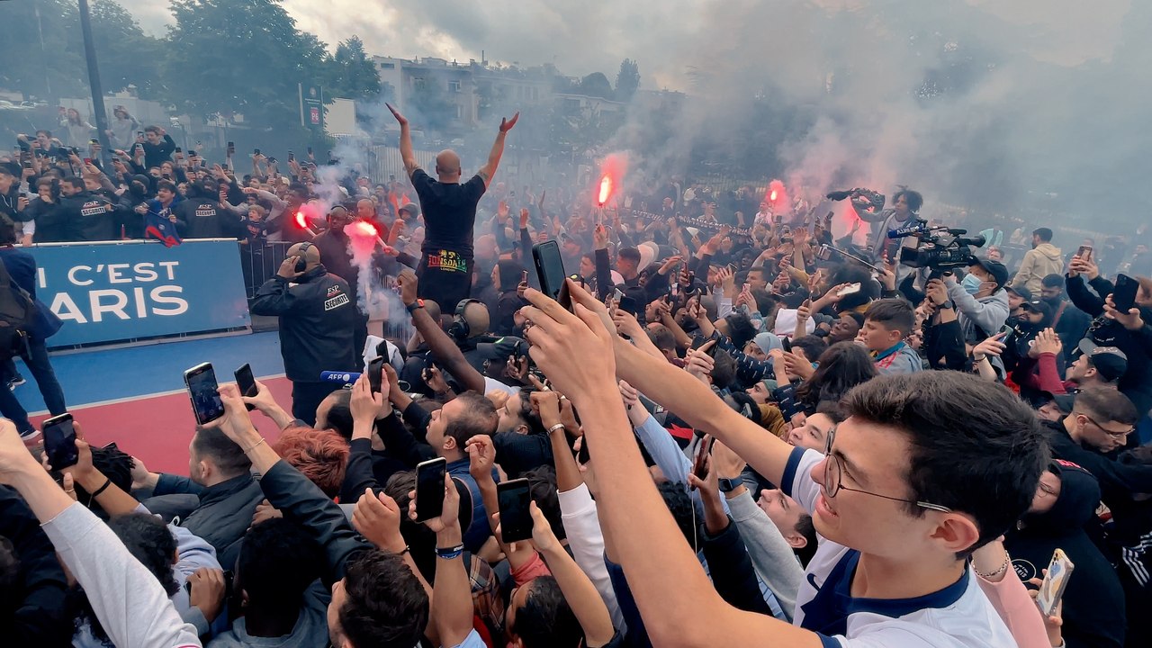 Fumigènes, chants... les Ultras du PSG acclament Mbappé au pied du Parc des Princes