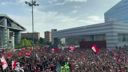 احتفالات جماهير ميلان بلقب الدوري الايطالي
