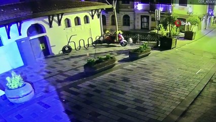 Dehşet görüntüleri Taksim'den: İngiliz turisti bıçaklayıp gasp ettiler