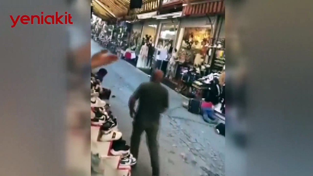 Bunlar esnaf mı eşkiya mı? Polisin belinden silahı alıp ateş açtı