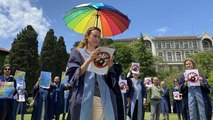 Boğaziçi Üniversitesi'nde akademisyenler Onur Yürüyüşü gözaltılarını protesto etti