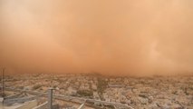 عاصفة ترابية تضرب الكويت وتشل الحركة في بعض مرافقها
