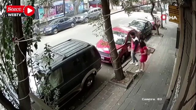 Devrilen ağacın altında kalmaktan son anda kurtuldular