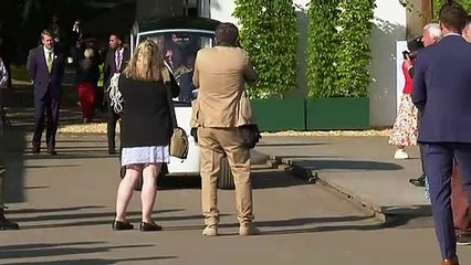 Queen rocks up at Chelsea Flower Show in buggy