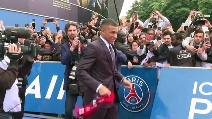 Foot: Mbappé, "meilleur joueur du monde", reste au PSG pour le projet "sportif"
