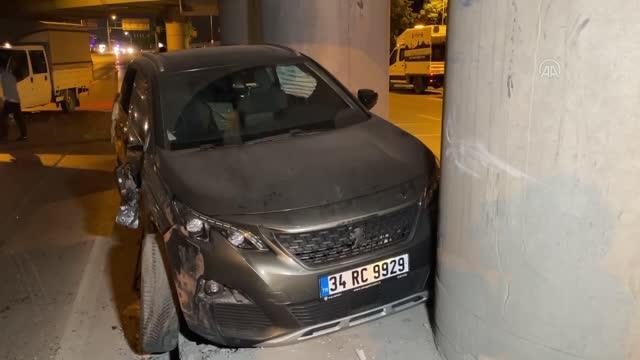 Bakırköy'de alt geçide takılan tır devrildi