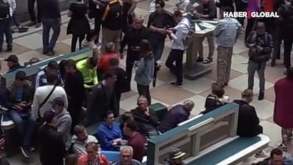 Ukraynalılar, "Yılan Adası" pulundan alabilmek için uzun kuyruklar oluşturdu O anlar kamerada