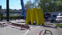 شاهد: إزالة شعار شركة ماكدونالدز من مطعم بموسكو تمهيدا لرحيل سلسلة المطاعم الشهيرة عن السوق الروسية