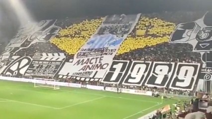 Espectacular tifo en movimiento de la Salernitana en el día que se jugaban el descenso a Serie B