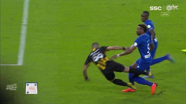 أبرز الحالات التحكيمية في الكلاسيكو.. الجوكم يعلق: ضربة جزاء للهلال لم تحتسب.. وعمار عوض: لو كنت حكما لما احتسبت ضربة جزاء الاتحاد