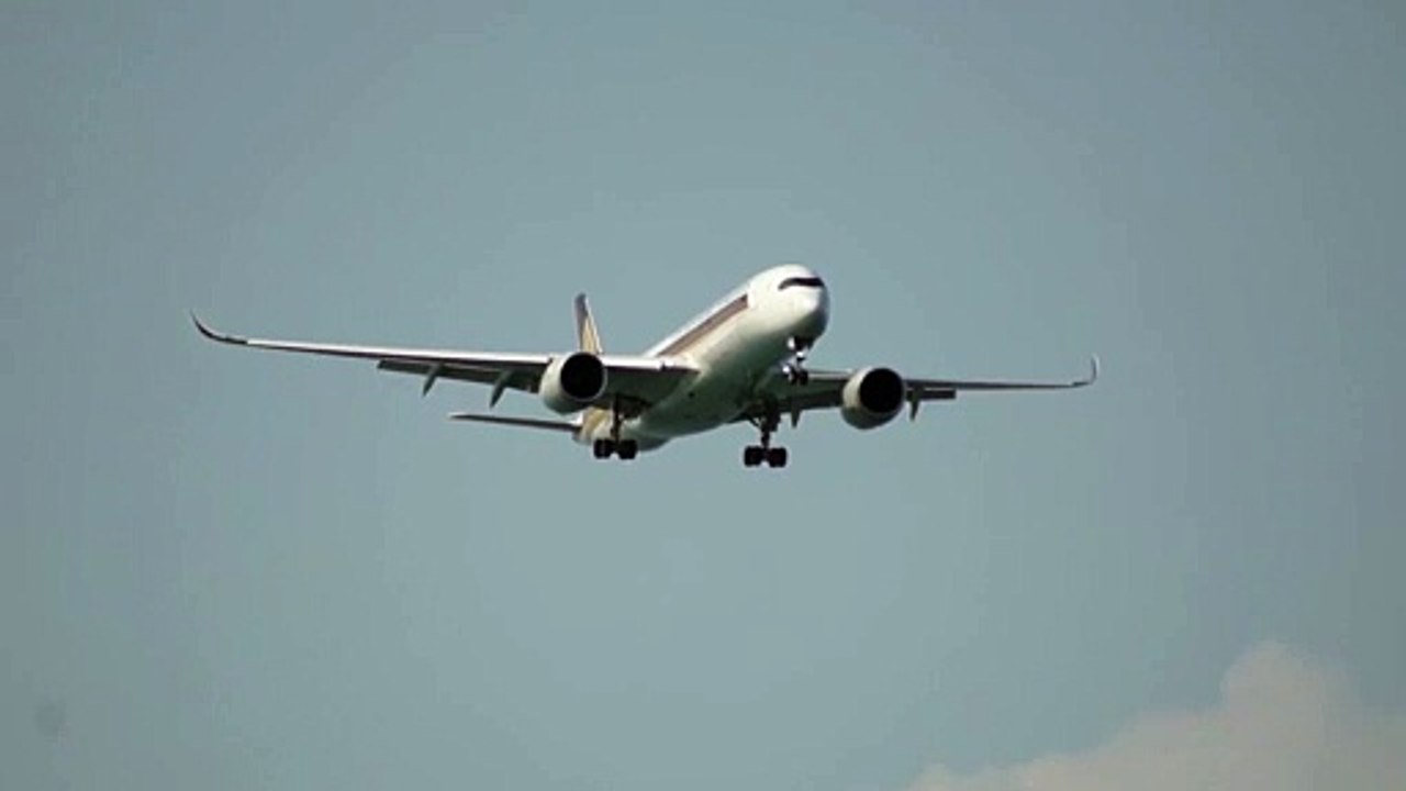 9V-SHT on Final Approach to Runway 20R Singapore Airlines Airbus A350-941