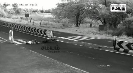 சைக்கிளில் சென்றவர் மீது டூவீலர் மோதல்; பதைபதைக்கும் சிசிடிவி காட்சிகள்!
