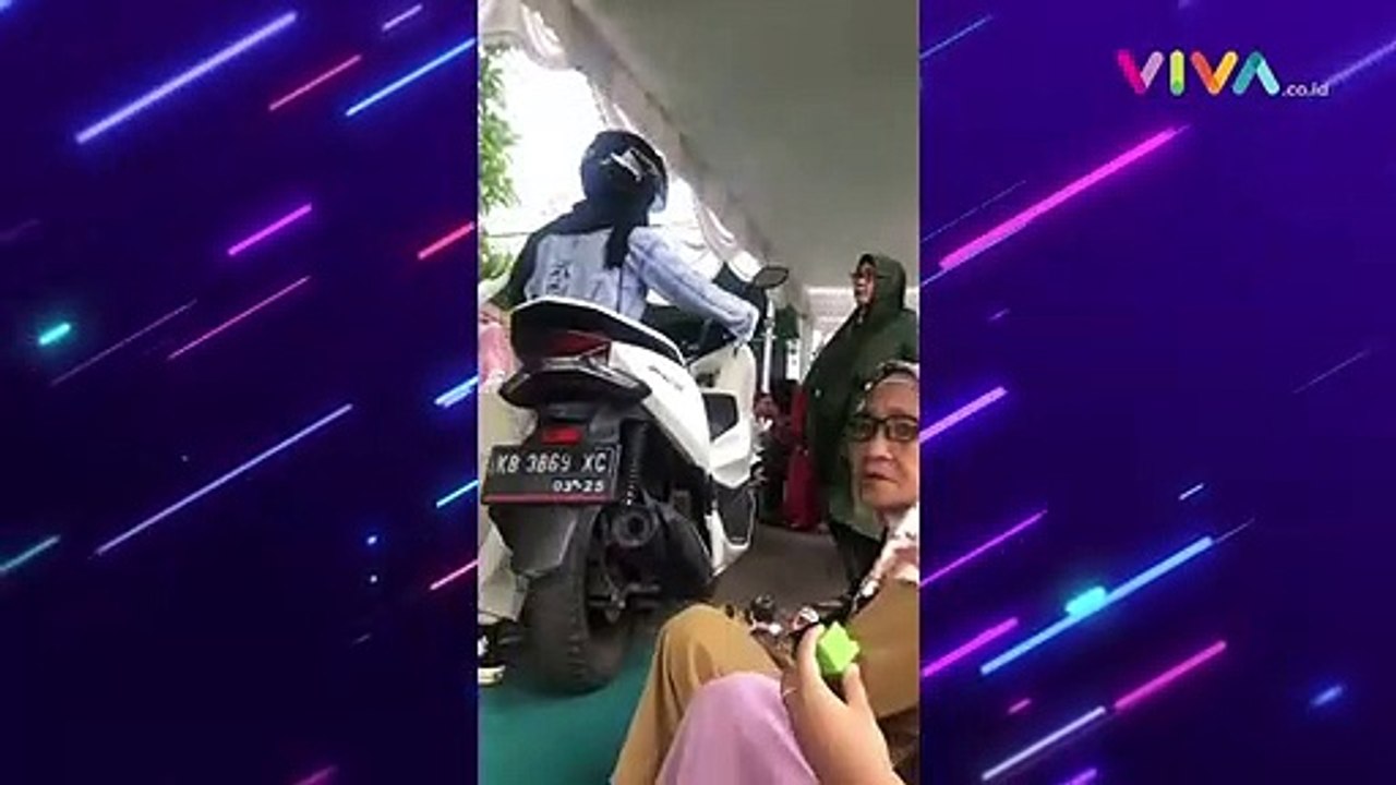 Cewek Ini Santai Tuntun Motor di Tengah Sambutan Hajatan