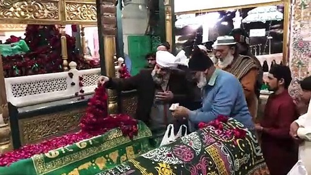 Peer Syed Walayat Mustafa Gillani Dua farmate hue sajada nasheen Darbar Hazrat Musa Pak Saheed