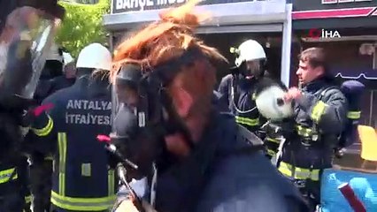 Mobilya mağazasının deposundaki yoğun duman korkuttu