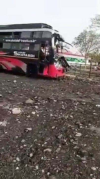 Road accident in Kota : स्लीपर कोच बस के एक साइ...
