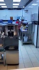 فيديو متداول لعامل يخترق الإجراءات الصحية في «هرفي».. والشركة: «سلوك فردي»