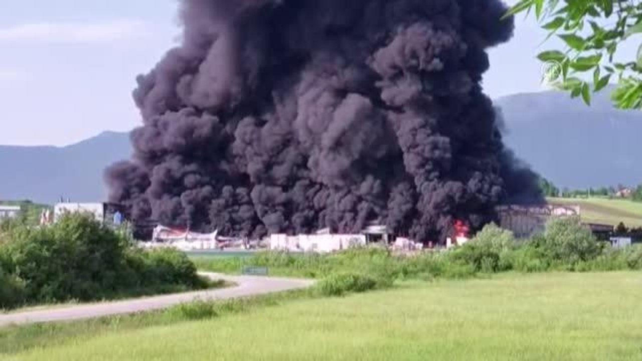 Bosna Hersek'te strafor üretimi yapan fabrikada yangın