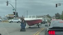 Tracter un bateau avec un fauteuil roulant sur la route