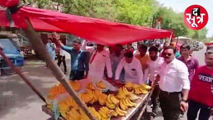 भोपाल: ठेले पर सियासत, CM के आयोजन से पहले हाथ ठेला लेकर सड़क पर उतरी कांग्रेस