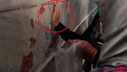 Ayasofya'dan gelen son görüntü pes dedirtti! Şimdi de duvarlarını kazıyıp eve götürüyorlar