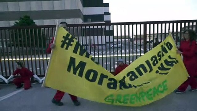 Greenpeace bloquea el acceso a El Pozo en Murcia para protestar contra las macrogranjas